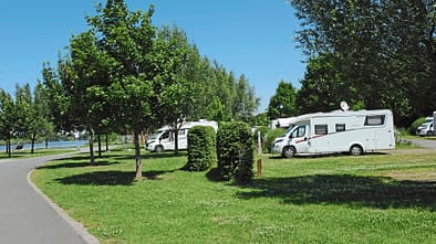 Stellplatz, Wiese, BŠume, Hecken, Caravans, Himmel