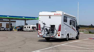 Wohnmobile und Wohnwagen auf Rastanlagen