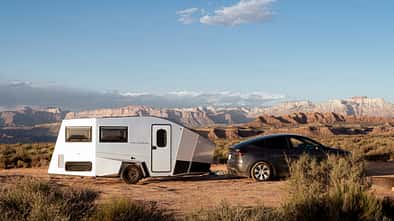 Polydrops P21 (Q4 2024) Ganzer Trailer im Gespann mit E-Auto