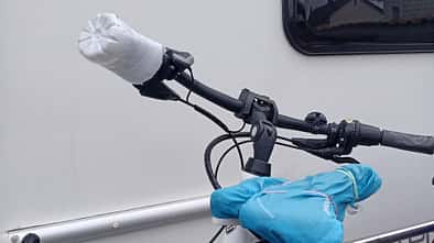 promobil-Leser U. Heinzelmann nützt leere PET-Flaschen, um Beschädigungen an seiner Fahrradträger-Schutzhülle zu verhindern.