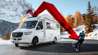 Roadsurfer Mietfahrzeug fährt. Der Schatten eines Mannes versucht den Fall eines roten Pfeils zu stoppen.