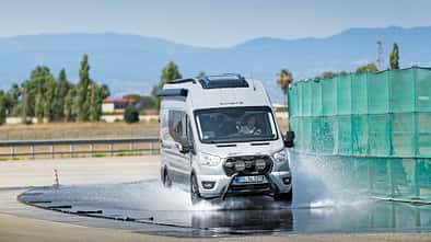 Testfahrzeug, AT Reifen, Aquaplaning, Kurven