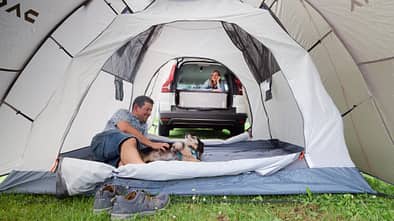 Dacia Jogger mit Campingbox Heckzelt innen