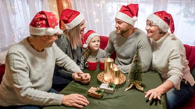 Symbolbild: Familie an Weihnachten im Camper mit Nikolausmützen