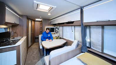 Durchschuss, Innenraum, Mann