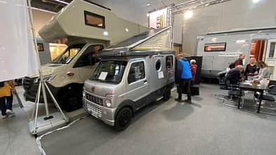 Wanner Silverdreams Mini (2025) auf der CMT Messebesucher betrachtet das Womo