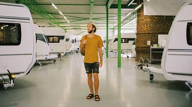 Wohnwagen, Ausstellung, Mann, Birkenstock
