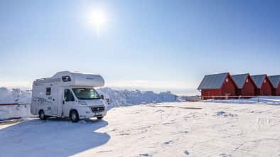 Wohnmobil im Schnee auf Lappland-Tour Täftea