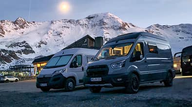 Pureflexx Escape 600 zwei Campingbusse parkend vor schneebedeckten Hügeln