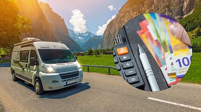 Symbolbild mit Campingbus in den Schweizer Alpen und Schweizer Franken in einem Rahmen.