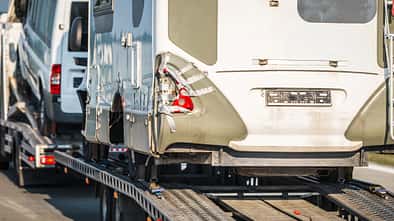 Beschädigtes Wohnmobil wird abgeschleppt