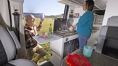 Bilder von IKEA Campinggeschirr im Wohnmobil mit freudiger Szene