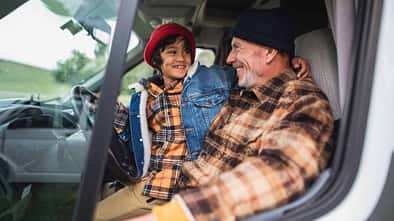 Wohnmobil, Cockpit, Enkel, Opa, Steuer, Fahren Rentner und Enkel am Steuer des Wohnmobils