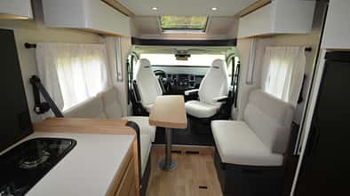 Pilote Pacific P740FGJ Teilintegriertes Wohnmobil Längssitzgruppe