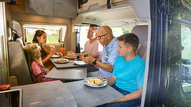 Sitzgruppe, Campingbus, Familie