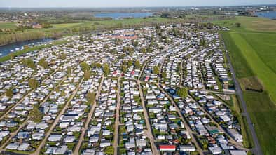 Grav-Insel, Campingplatz. Eng Grav Peninsula, the largest campsite in Germany