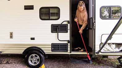 Frau putzt Wohnmobil