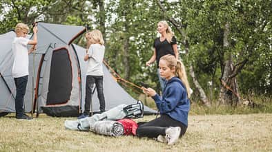 Familie vor Zelt, Teenie