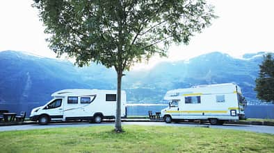 Wohnmobil, Wiese, Baum, Berge, Aussichtsplatform