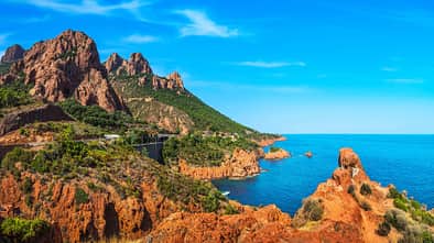 Plage du Dramot, Berge, Meer, Felsen, blauer Himmel
