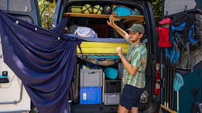 Campingbus, Packen, Beladung, Mann, Kisten, Matratze, Hecktür, Gepäck