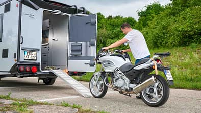 Rampe, Knaus Sport and Fun 480 QL, Motorrad, Transportcaravan, Wohnwagen, Test, Stauraum, Ladung