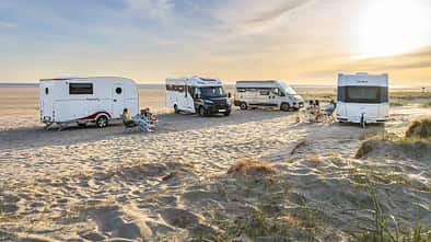 Caravan, Reisemobil, Vergleich, Strand, Sonnenuntergang i_Wohnwagen-Reisemobil-Vergleich_Aufmacher