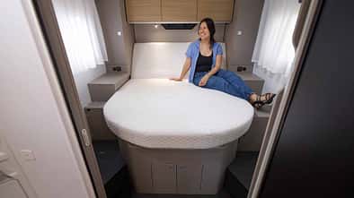 Queensbett, Loungstellung, unten, Frau