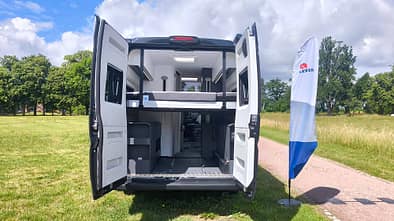 Adria Twin Supreme 640 SGX, Außenaufnahme, Heck, geöffnete Türen
