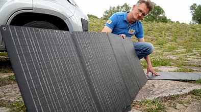 Solartaschen richtig aufstellen. Mit dieser Ausrichtung liefern mobile Solarpanel die meiste Energie.