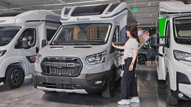 Fahrzeugfront, Außenaufnahme, Frau, Ford, Teilintegriertes Wohnmobil, sportlicher Look Fahrzeugfront, Außenaufnahme, Frau, Ford, Teilintegriertes Wohnmobil, sportlicher Look