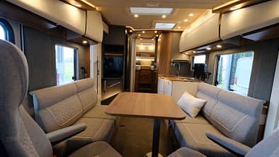 Die Face-to-Face-Sitzgruppe mit Blick auf weiteren Wohnraum im Wohnmobil Carthago C2-tourer I 146 FF-RB-LE.