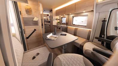 Dethleffs Just Van T5 Wohnmobil mit Face-to-Face-Sitzgruppe im Innenraum