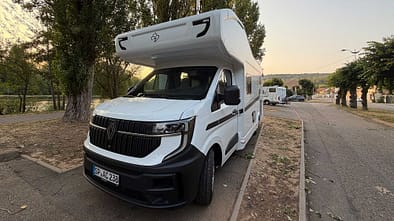 Ahorn Camp A 690 von außen auf einem Stellplatz