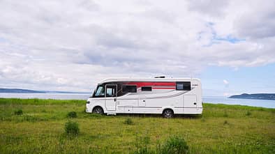 Kabe Imperial 830 TRAQ 4x4 von außen auf einer Wiese