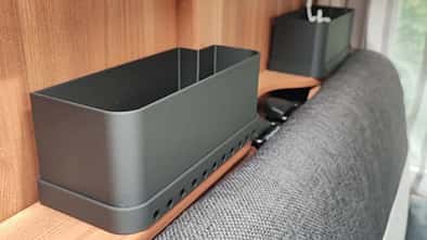 Durch die beiden Aufbewahrungsboxen von 3Dprints4Camper wirkt die Ablage über der Rücklehne des Weinsberg Pepper schon deutlich ordentlicher. Durch die beiden Aufbewahrungsboxen von 3Dprints4Camper wirkt die Ablage über der Rücklehne des Weinsberg Pepper schon deutlich ordentlicher.