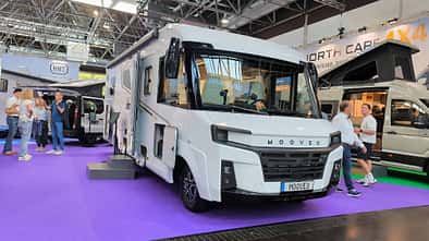 Außenaufnahme eines vollintegrierten Mooveo Reisemobils (INT-78 QBF Al-Ko) auf dem CARAVAN SALON Düsseldorf 2026. Moderne Front mit markantem Design und AL-KO-Chassis.