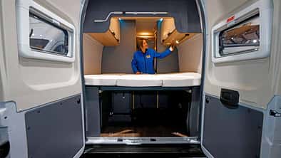 Heckbett, Frau, Heckansicht, Heckklappen offen