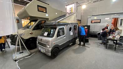 Wanner Silverdreams Mini (2025) auf der CMT Messebesucher betrachtet das Womo