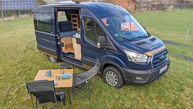 Vanlife, Campingtisch, Wiese, Campingbus