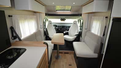 Pilote Pacific P740FGJ Teilintegriertes Wohnmobil Längssitzgruppe