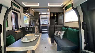 Frankia Next 76 L Einzelbetten-Grundriss mit modernem Interieur