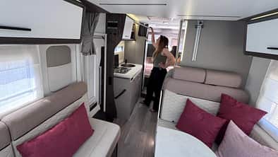 Benimar Tessoro 425 mit Stockbetten und Loungesitzgruppe, Küche