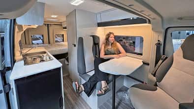 Livingstone Go, Innen, Frau, Kühlschrank