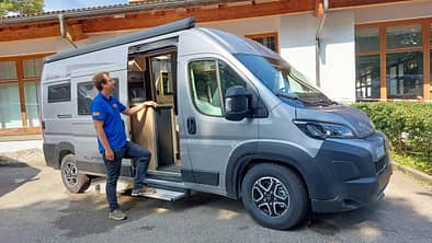 f_ Pössl Summit 600 L, Fahrzeug, Campingbus, Außen, Mann