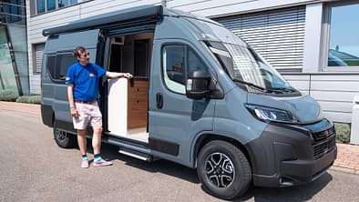 Seitenansicht Mensch, Campingbus, Bürstner