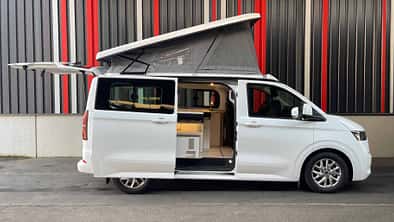 Aufstelldach-Camper, Außenaufnahme