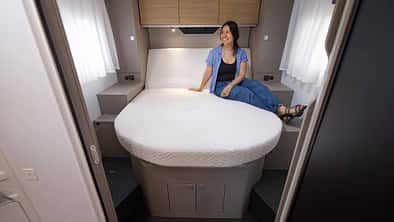 Queensbett, Loungstellung, unten, Frau