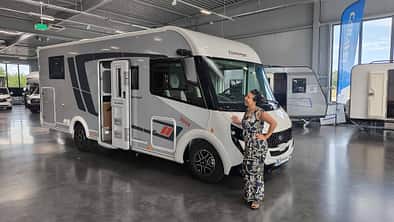 Außenaufnahme, Frau, Wohnmobil