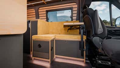 Loungebereich im KEC Mountaineer Grand Expedition mit ausziehbarer Sitzbank und Lagun-Tisch